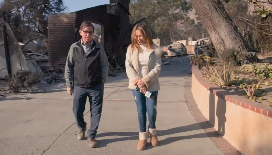 La periodista Tanya Charry recorriendo una de las zonas devoradas por los incendios en Los Ángeles.