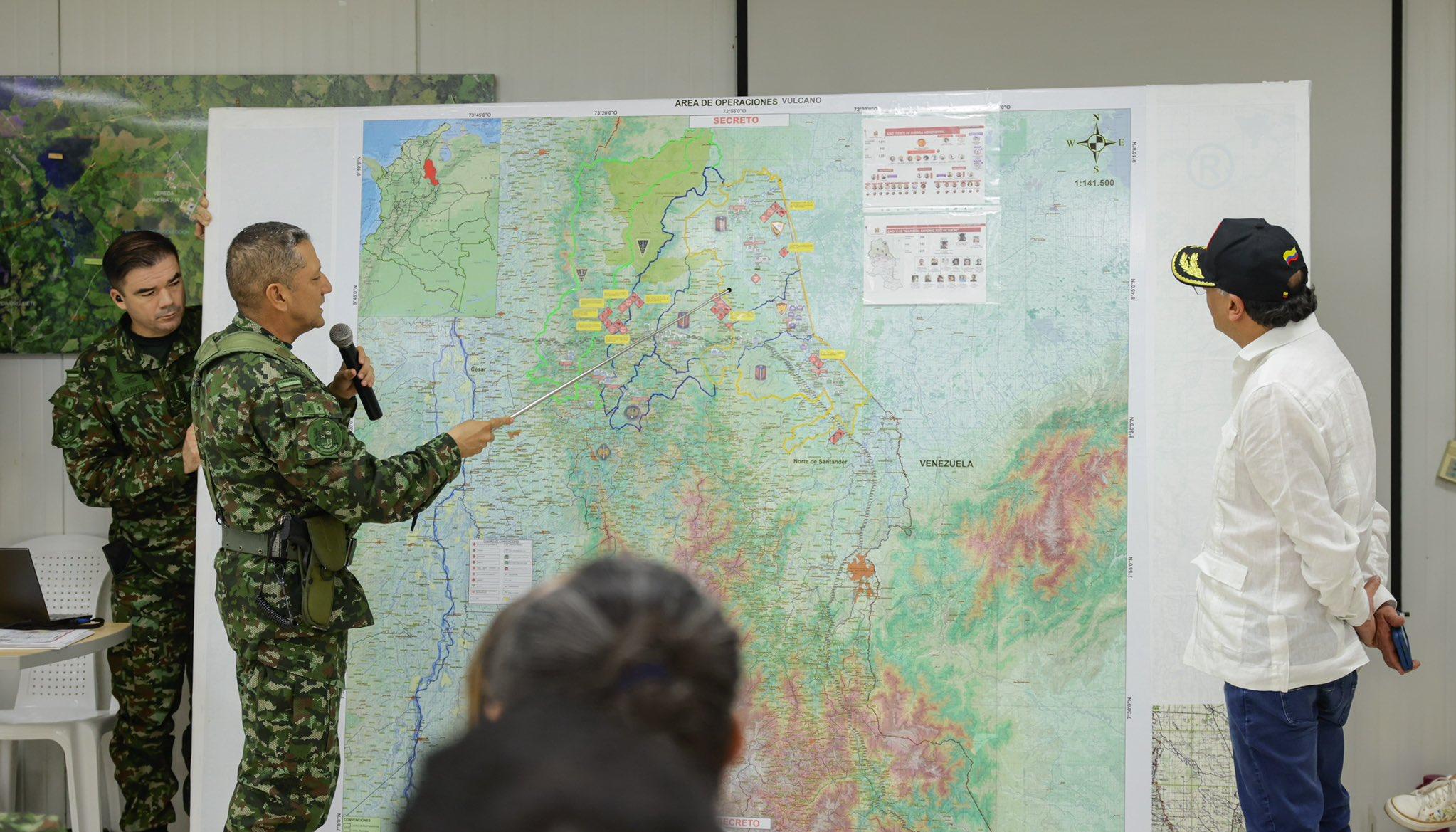 El Presidente Gustavo Petro observando en un mapa la zona donde se registran los combates. 