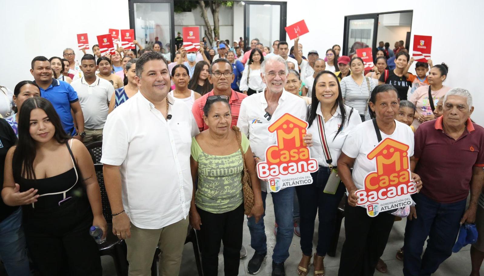 Eduardo Verano en la entrega de los primeros títulos de propiedad este 2025.