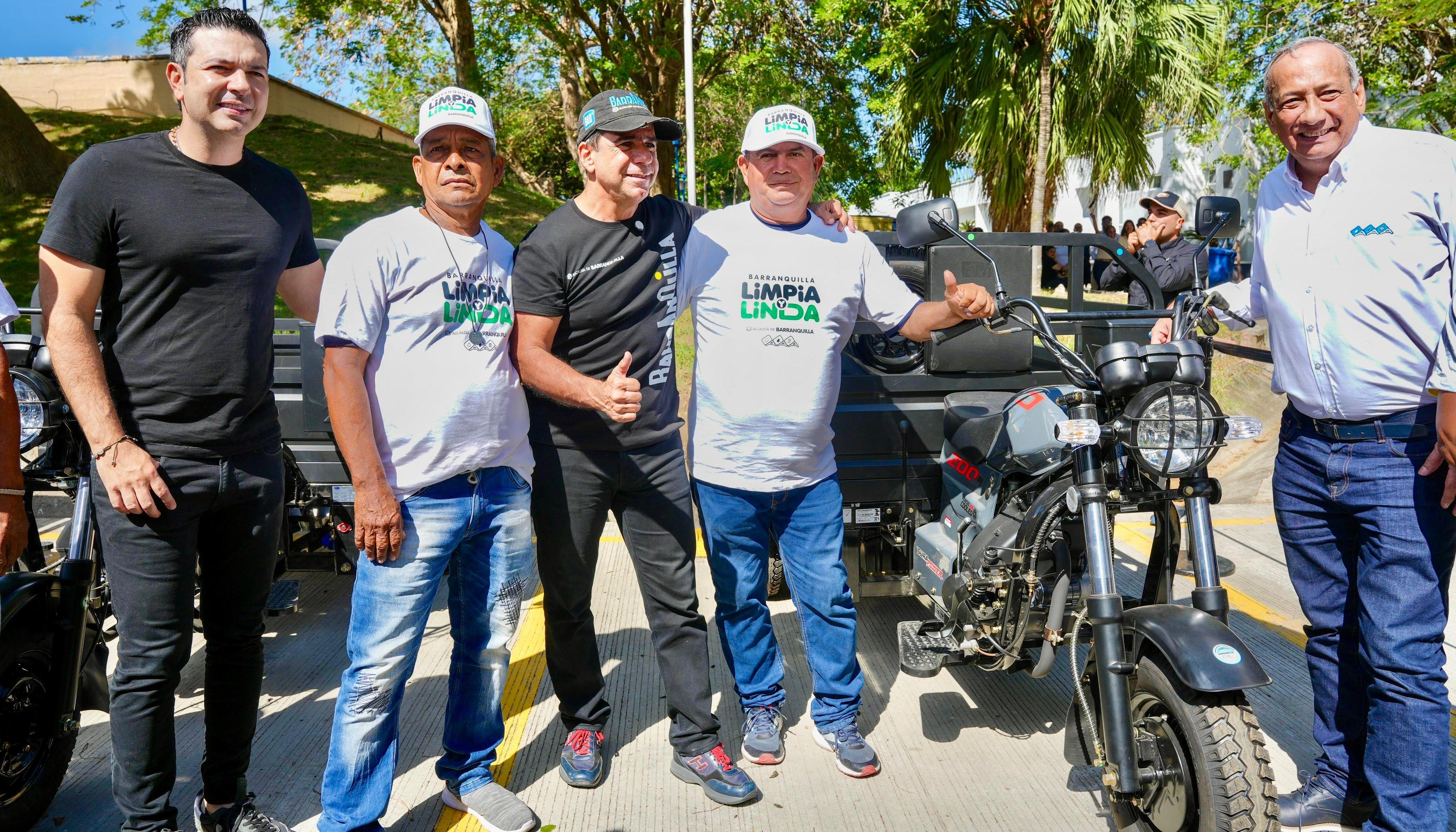 Acto de entrega de los motocargueros a los beneficiarios.