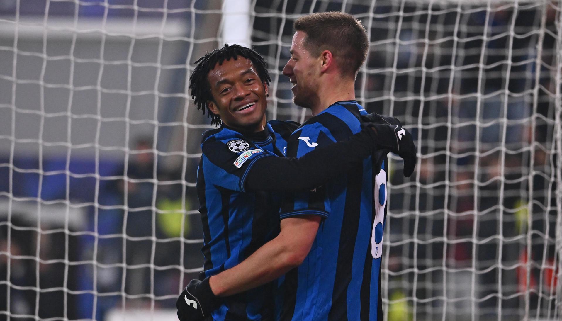 Juan Guillermo Cuadrado celebrando un gol con Mario Pasalic.