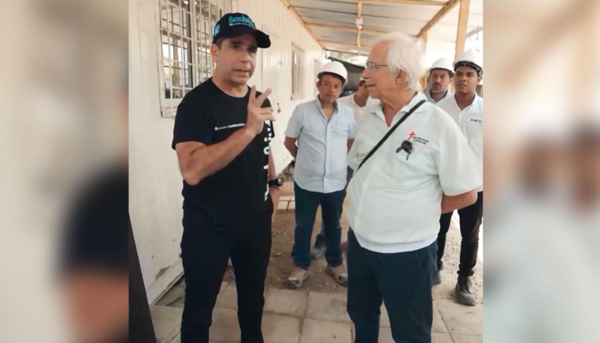 Alcalde Alejandro Char en compañía del padre Cyrilus Swinne. 