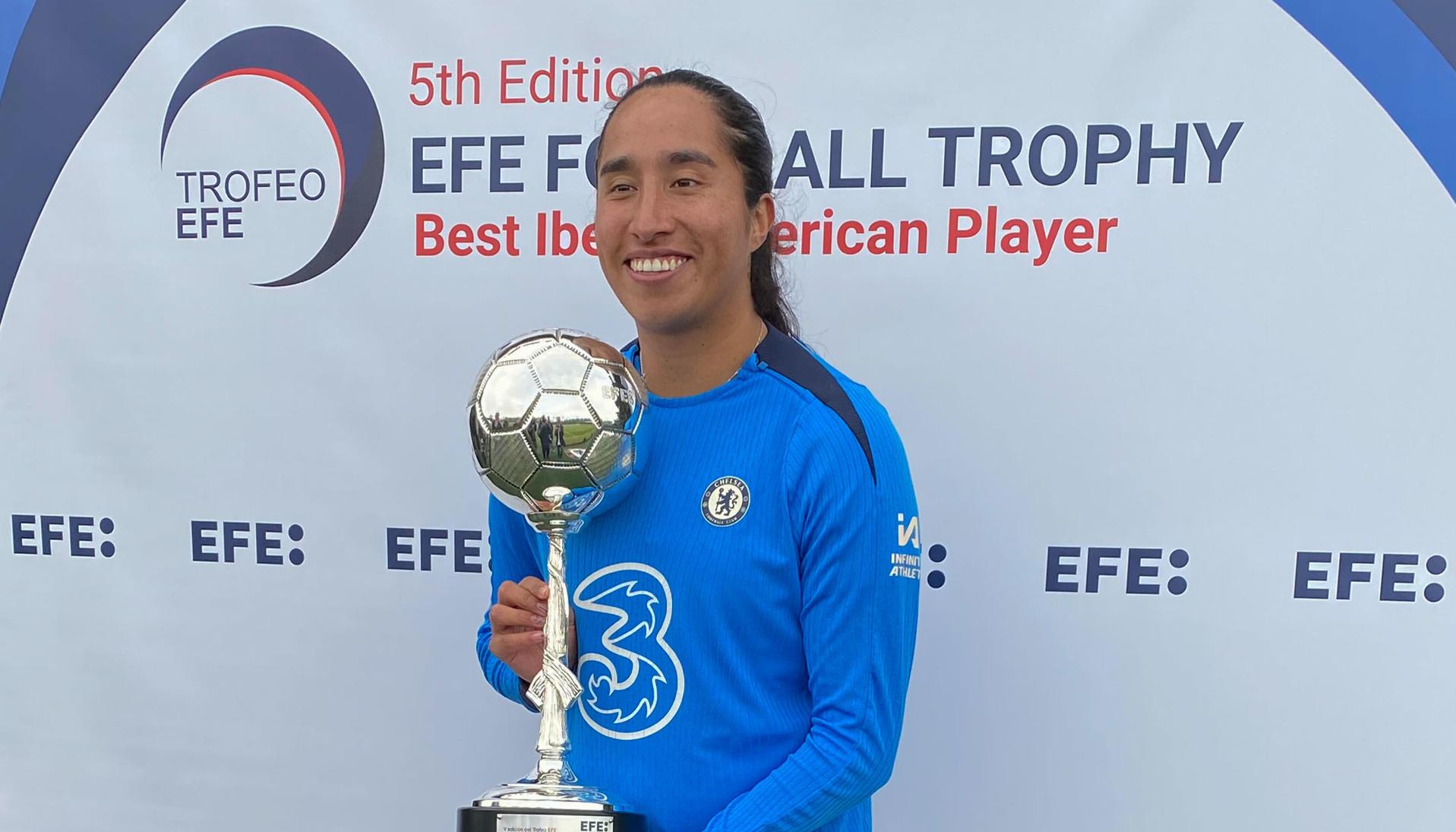 Mayra Ramírez posando con el trofeo a mejor jugador iberoamericana del 2024.