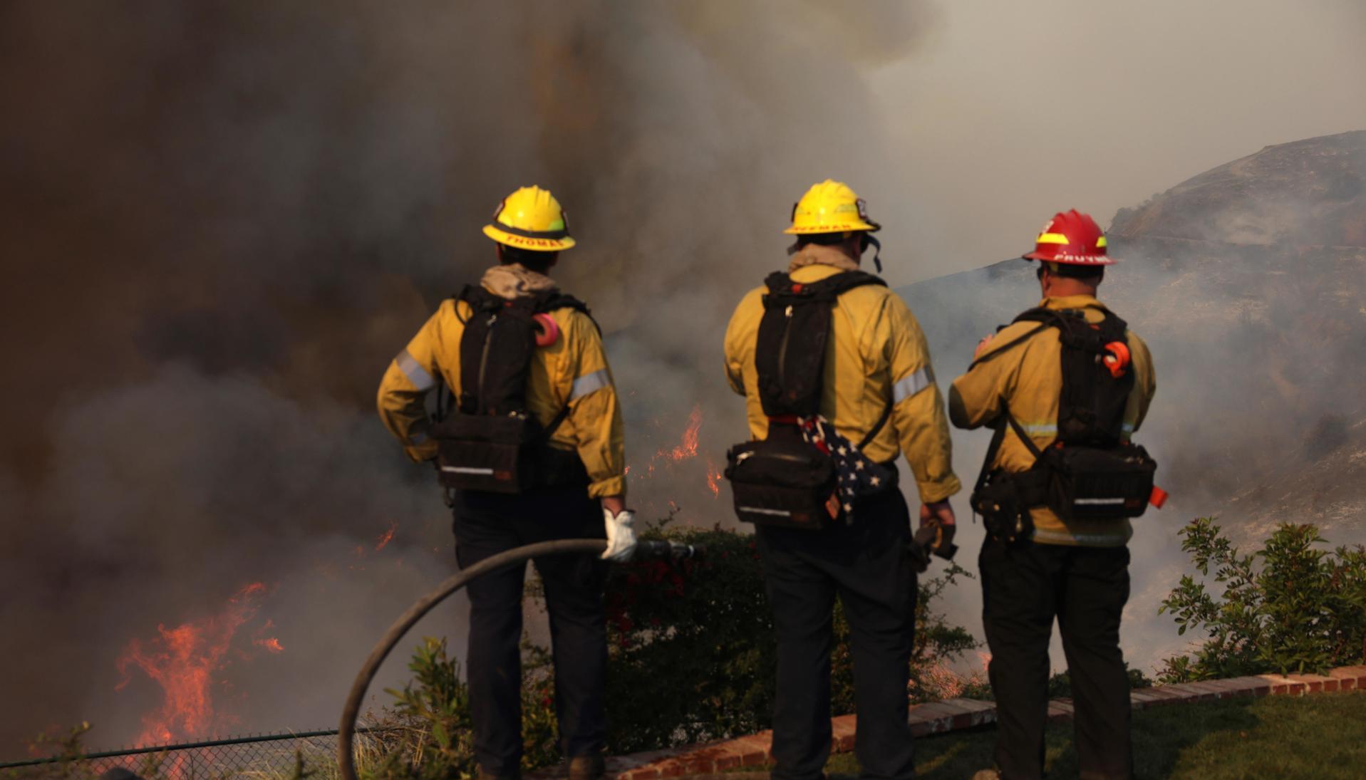 Bomberos tratan de controlar los incendios.