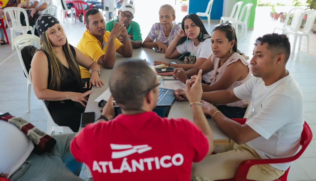 Docentes y directivos durante la jornada de preparación del inicio del año escolar. 