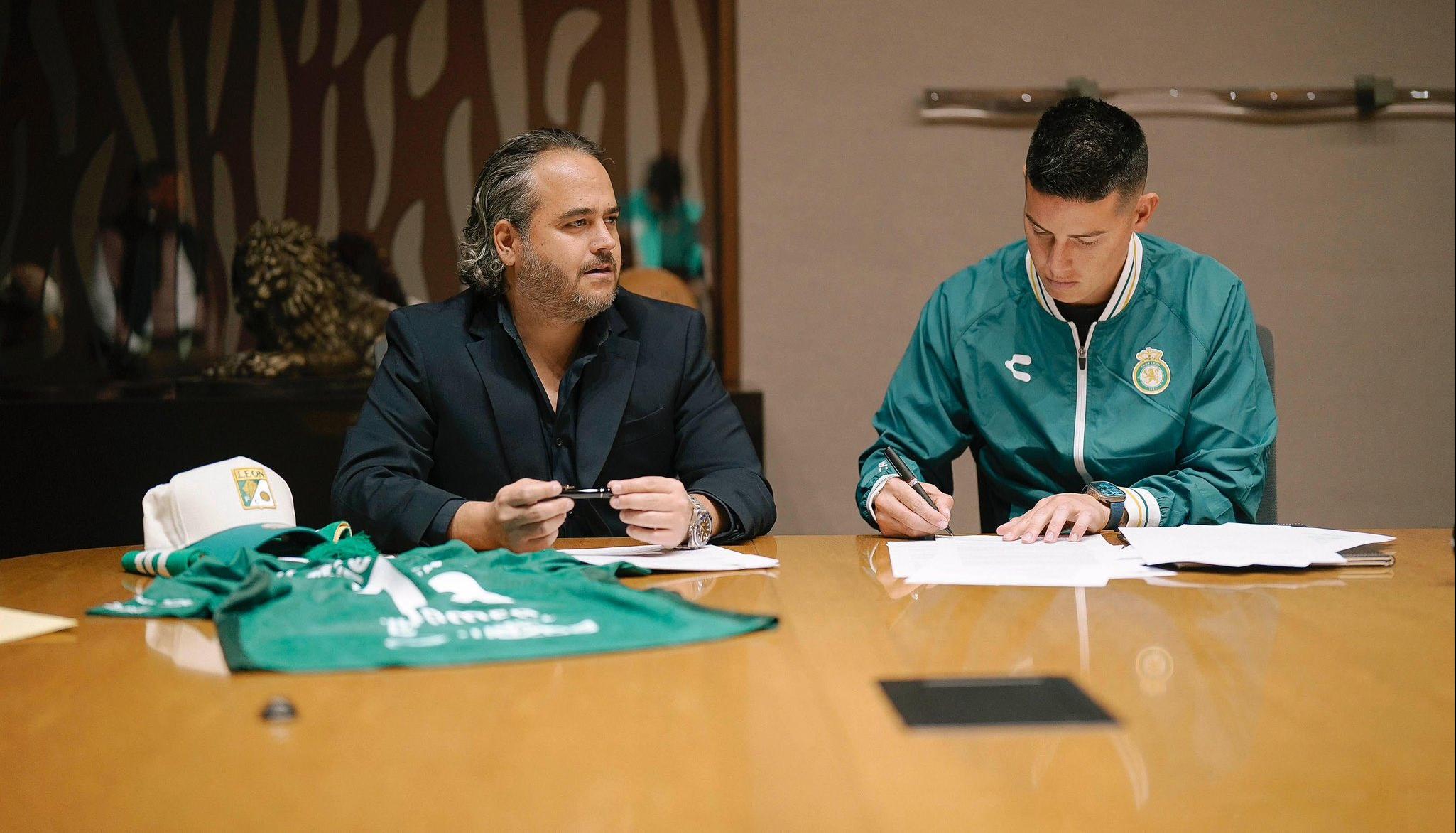 James Rodríguez firmando el contrato con el León. 