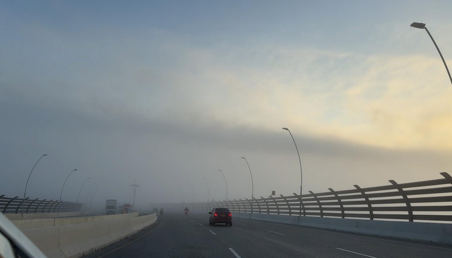 El humo cubre gran parte de Barraquilla, a la altura del puente Pumarejo. 