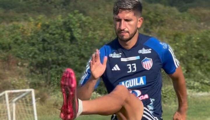 El defensa central Daniel Rivera fue la primera contratación de Junior para 2025.