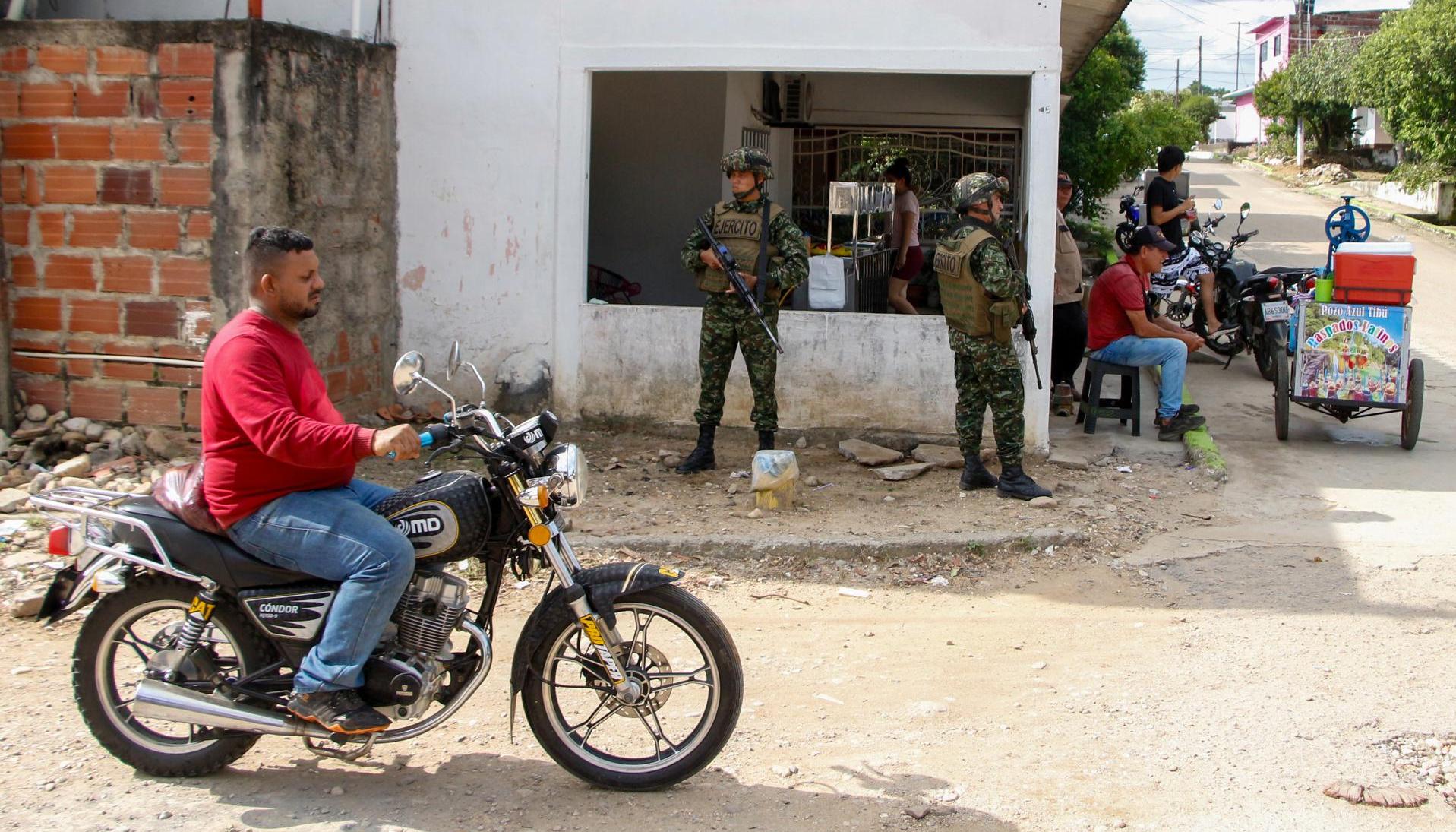 Soldados patrullando en la zona del Catatumbo. 