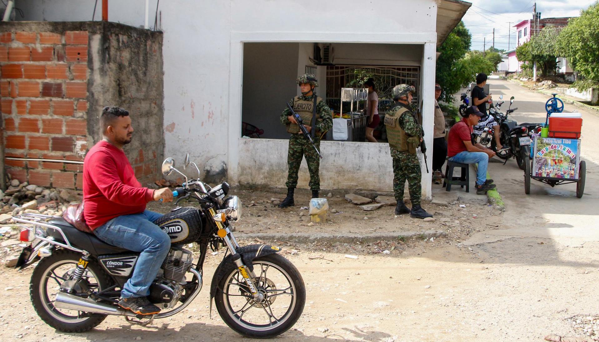 Soldados del Ejército en las calles del municipio de Tibú.