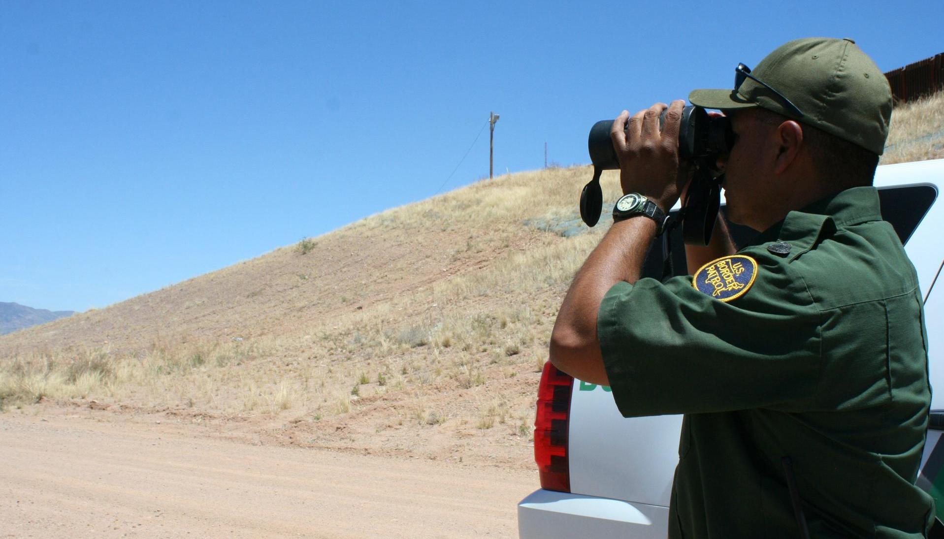 Agente de la Patrulla Fronteriza de Estados vigila el paso ilegal de migrantes.