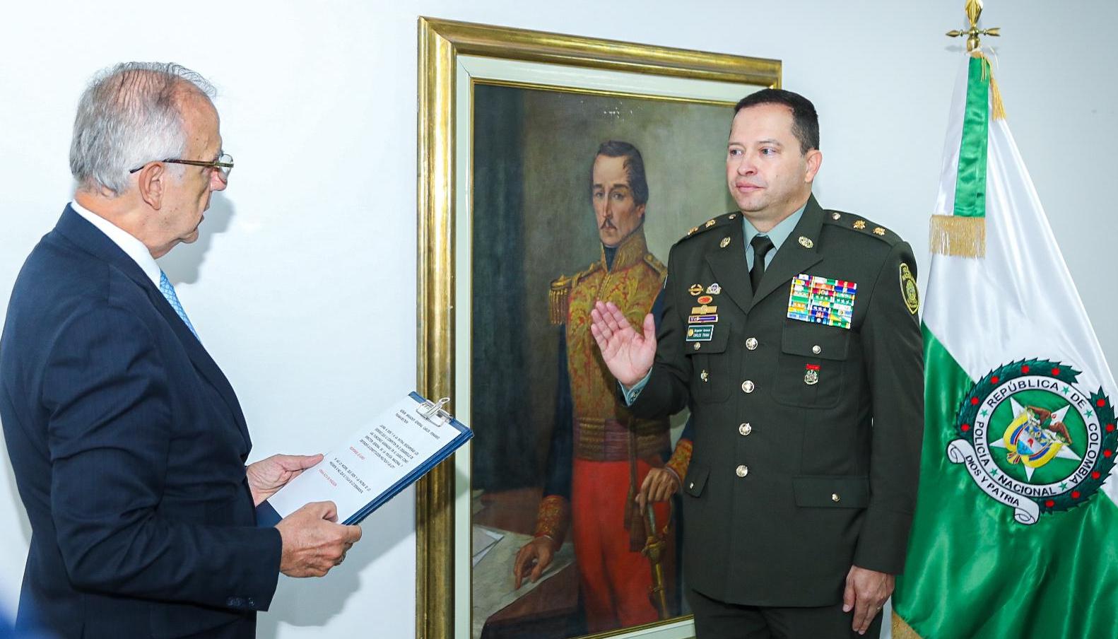 General Carlos Triana posesionándose como director de la Policía ante MinDefensa, Iván Velásquez. 