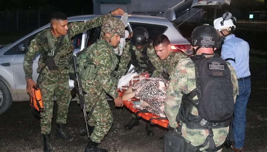 Integrantes de las Fuerzas Militares asisten a persona herida por conflicto en el Catatumbo.