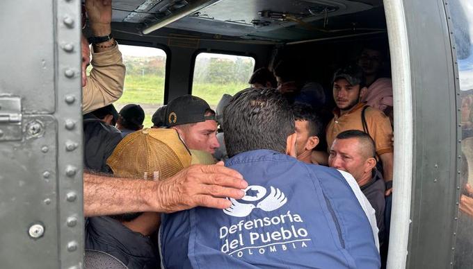 Personas siendo rescatadas de la violencia en el Catatumbo.