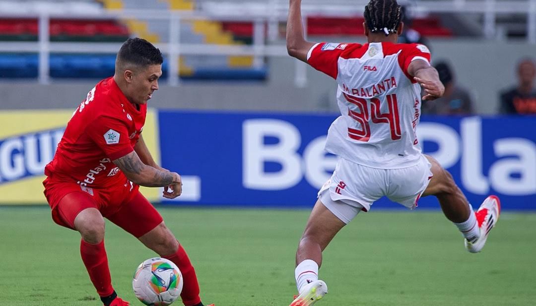 Juan Fernando Quintero en acción de juego durante su debut con América.