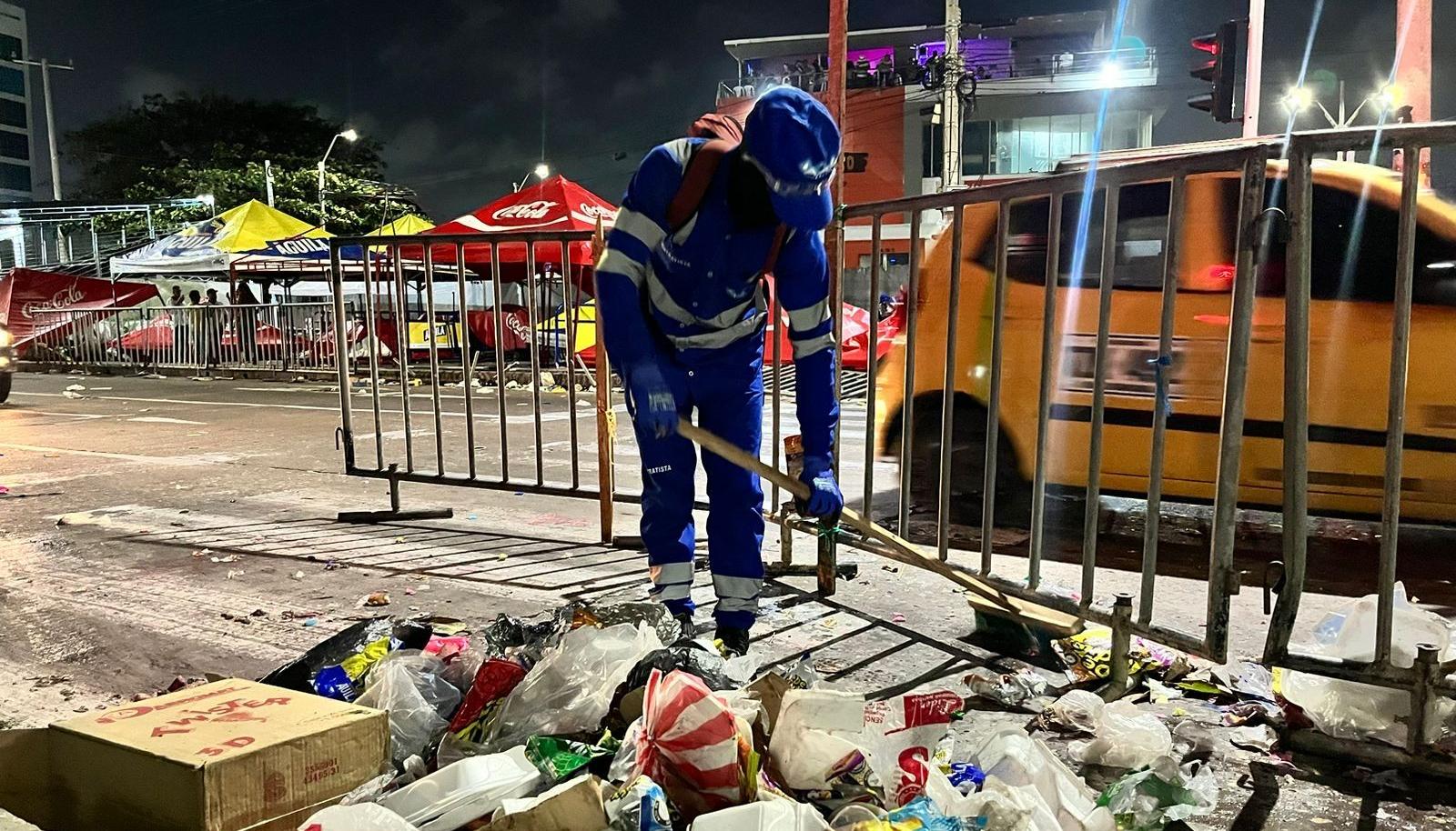 Operario de Triple A durante una jornada de limpieza. 