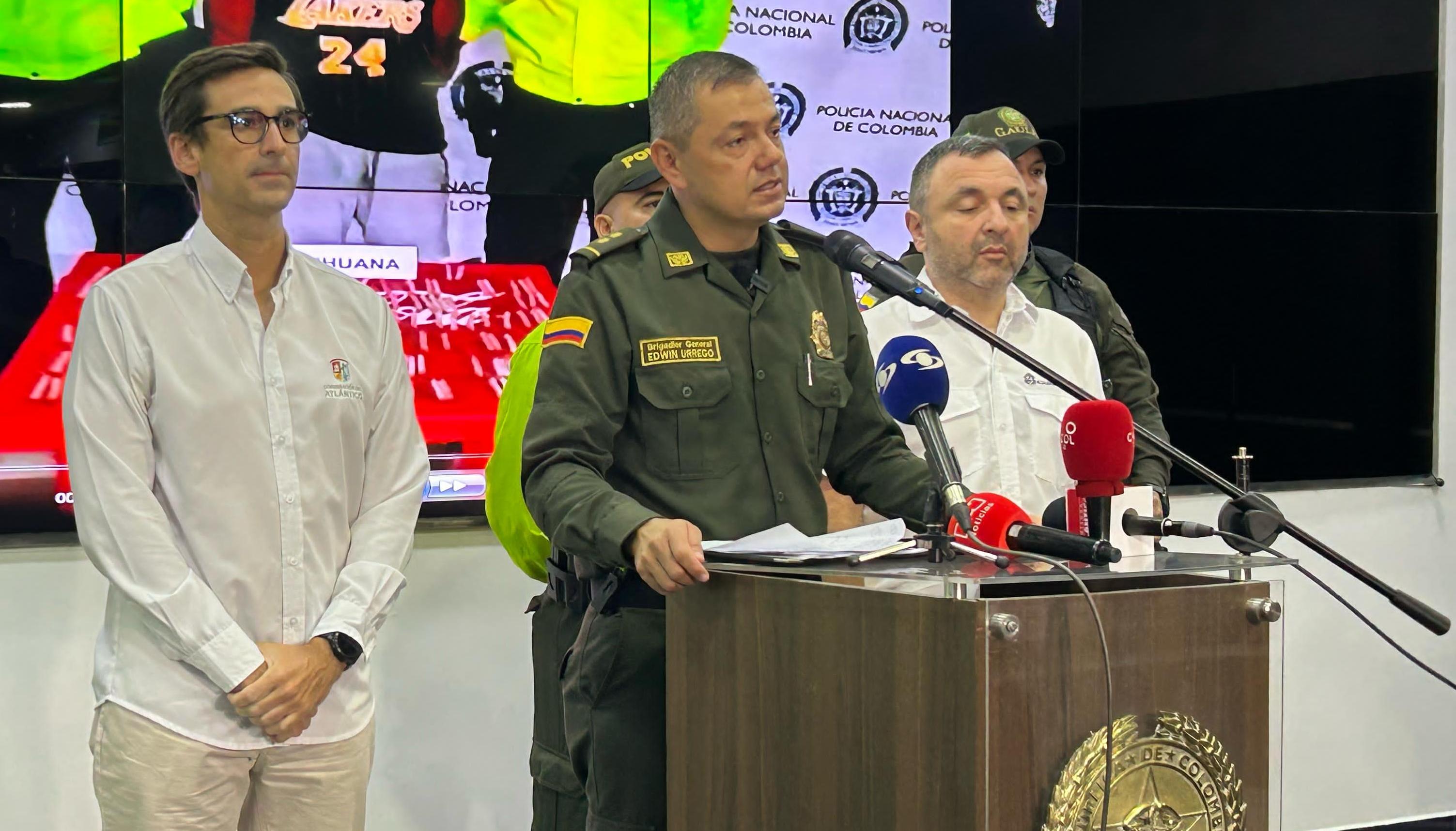 El Comandante de la Policía Metropolitana Brigadier General Edwin Urrego durante la rueda de prensa. Lo acompañan el Secretario del Interior del Atlántico José Antonio Duque y el Secretario de Seguridad del Distrito Yesid Turbay.