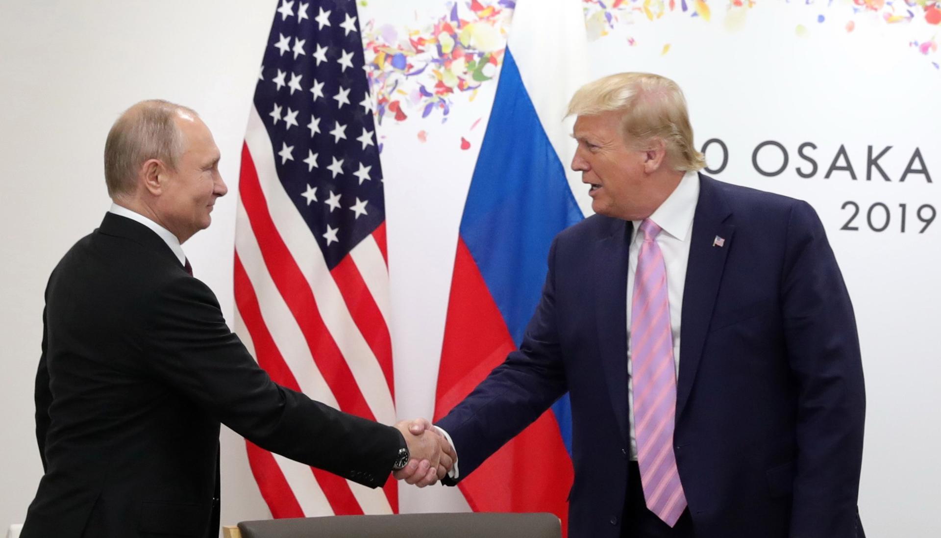 Saludo entre Vladímir Putin y Donald Trump en 2019.