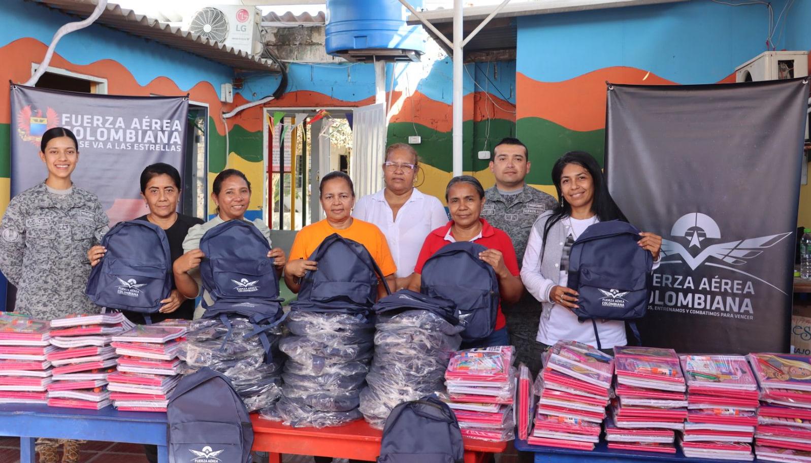 Entrega de los kits escolares. 