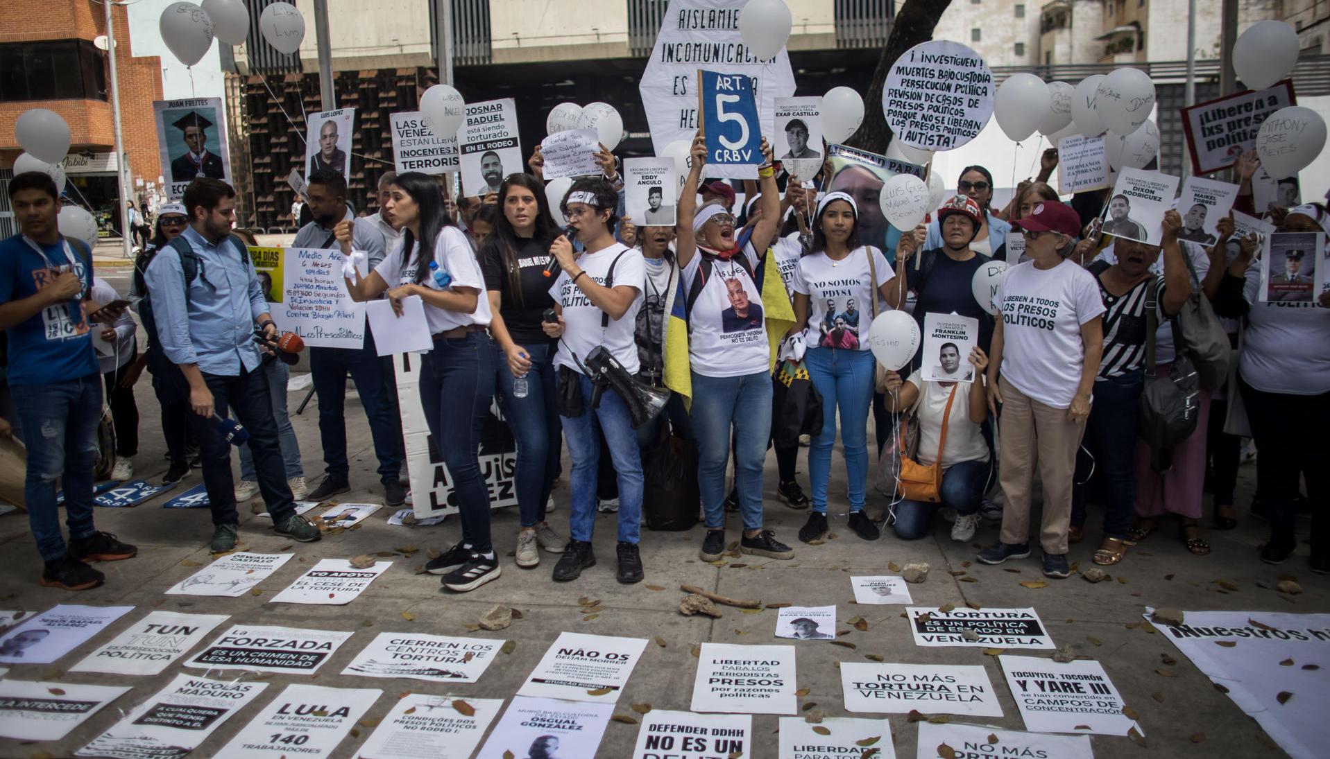 Familiares de políticos, activistas y otros detenidos en Venezuela frente al Ministerio Público.