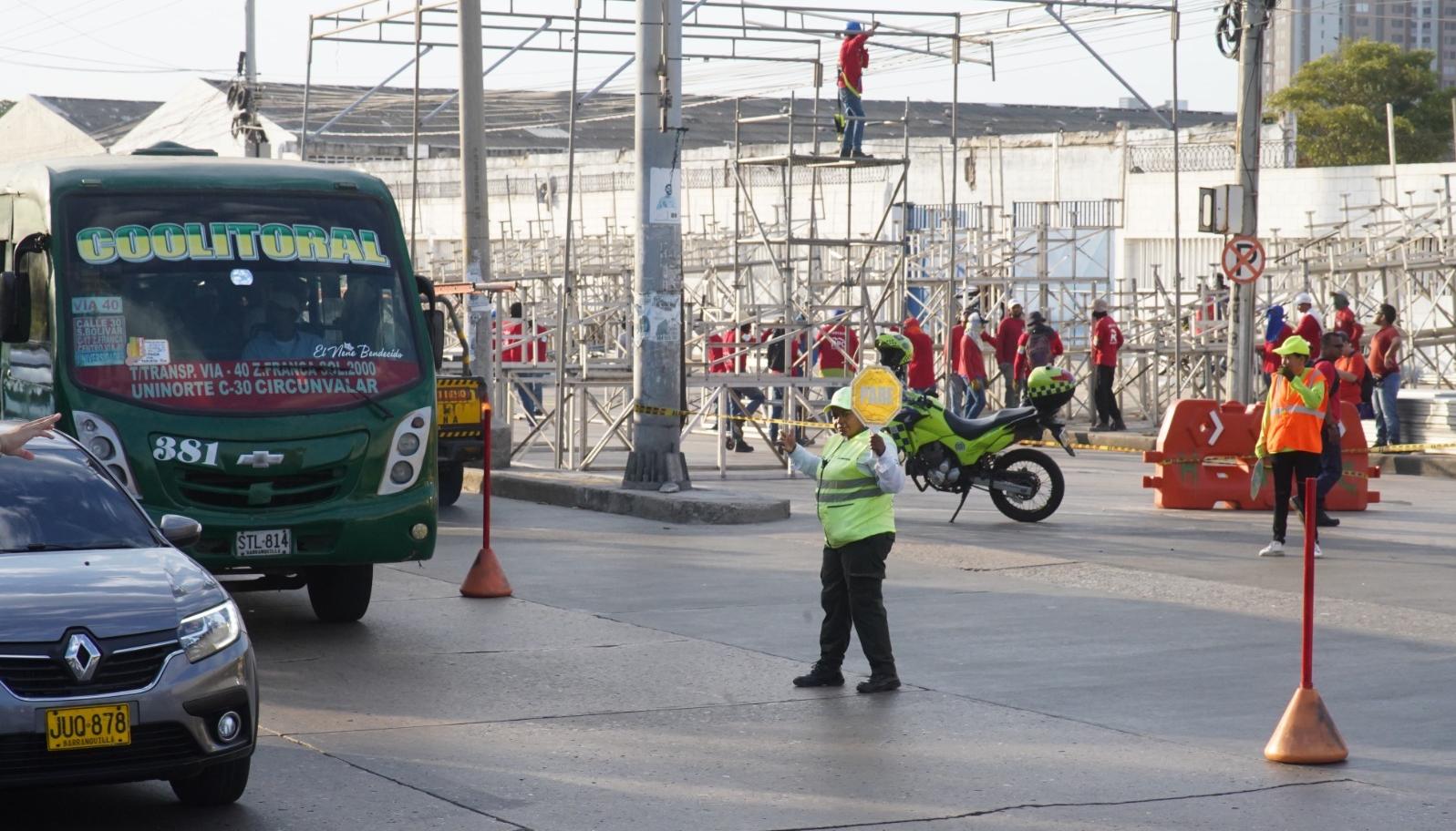 Orientadores de movilidad en la Vía 40.