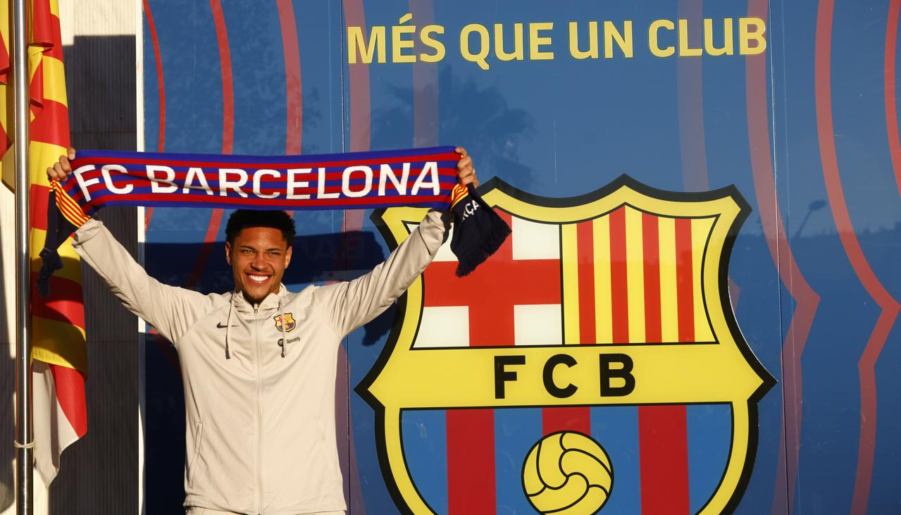 Vitor Roque en su presentación como nuevo jugador del Barcelona, en diciembre de 2023.