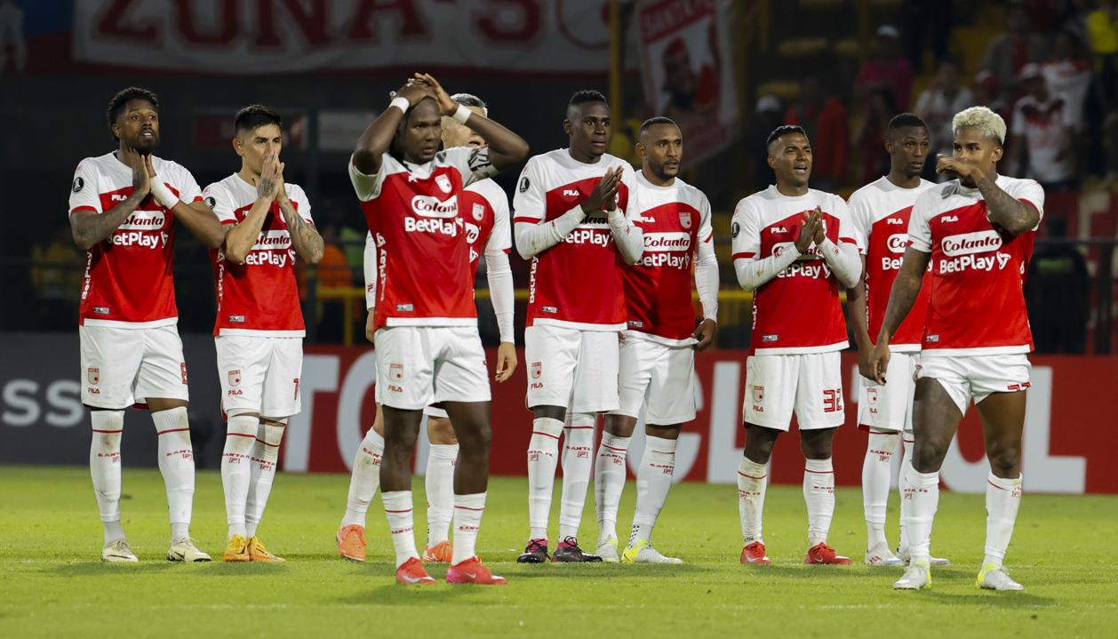 Jugadores de Santa Fe se lamentan tras caer en la tanda de penales ante Deportes Iquique. 