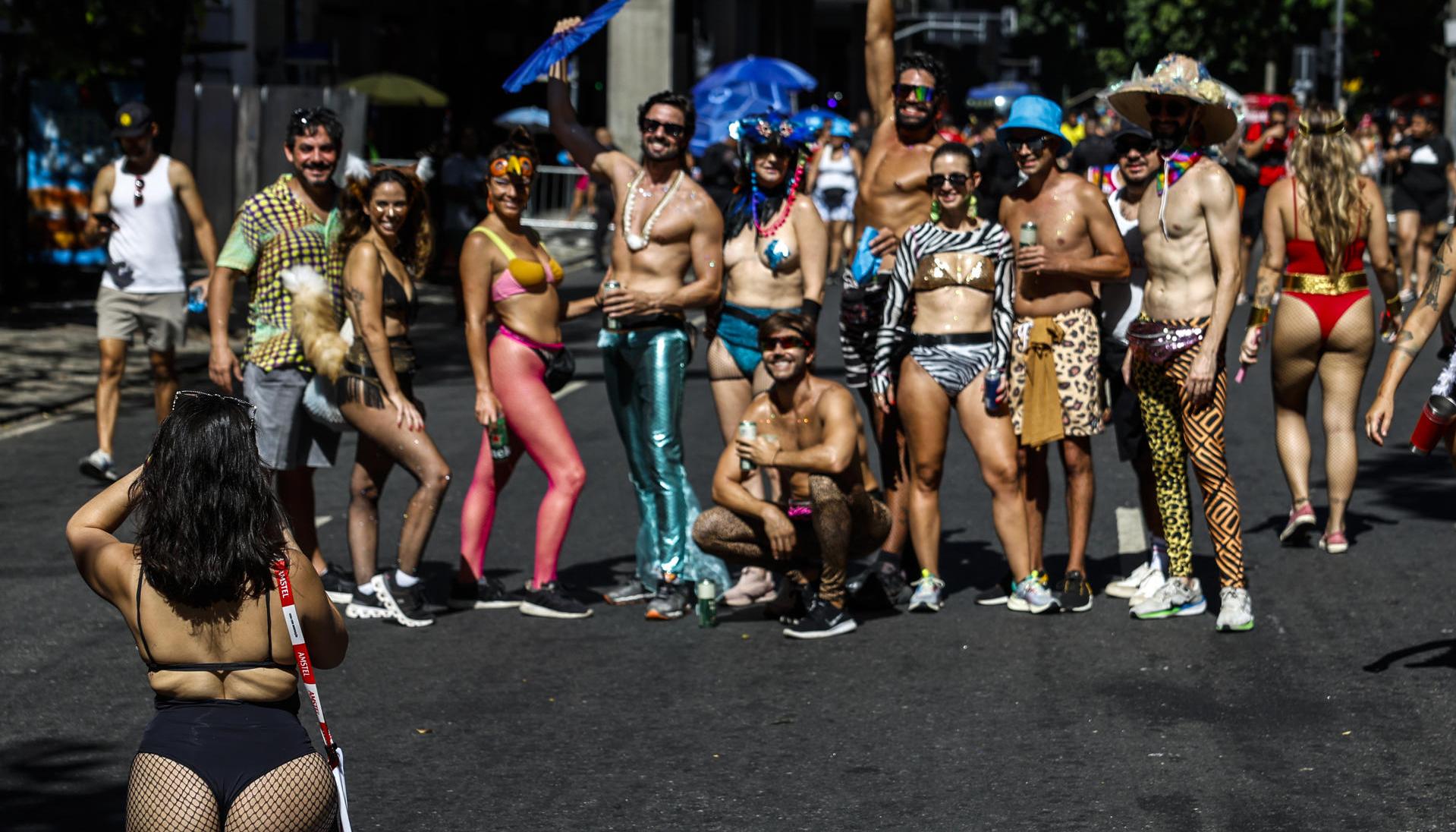 Personas participan en la comparsa callejera Cordão do Bola Preta este sábado.