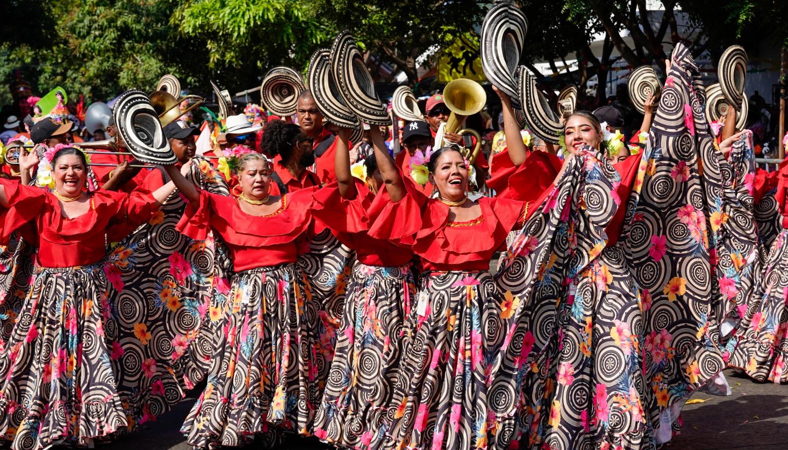 Grupo Orgullo de mi tierra durante Gran Parada Carlos Franco.