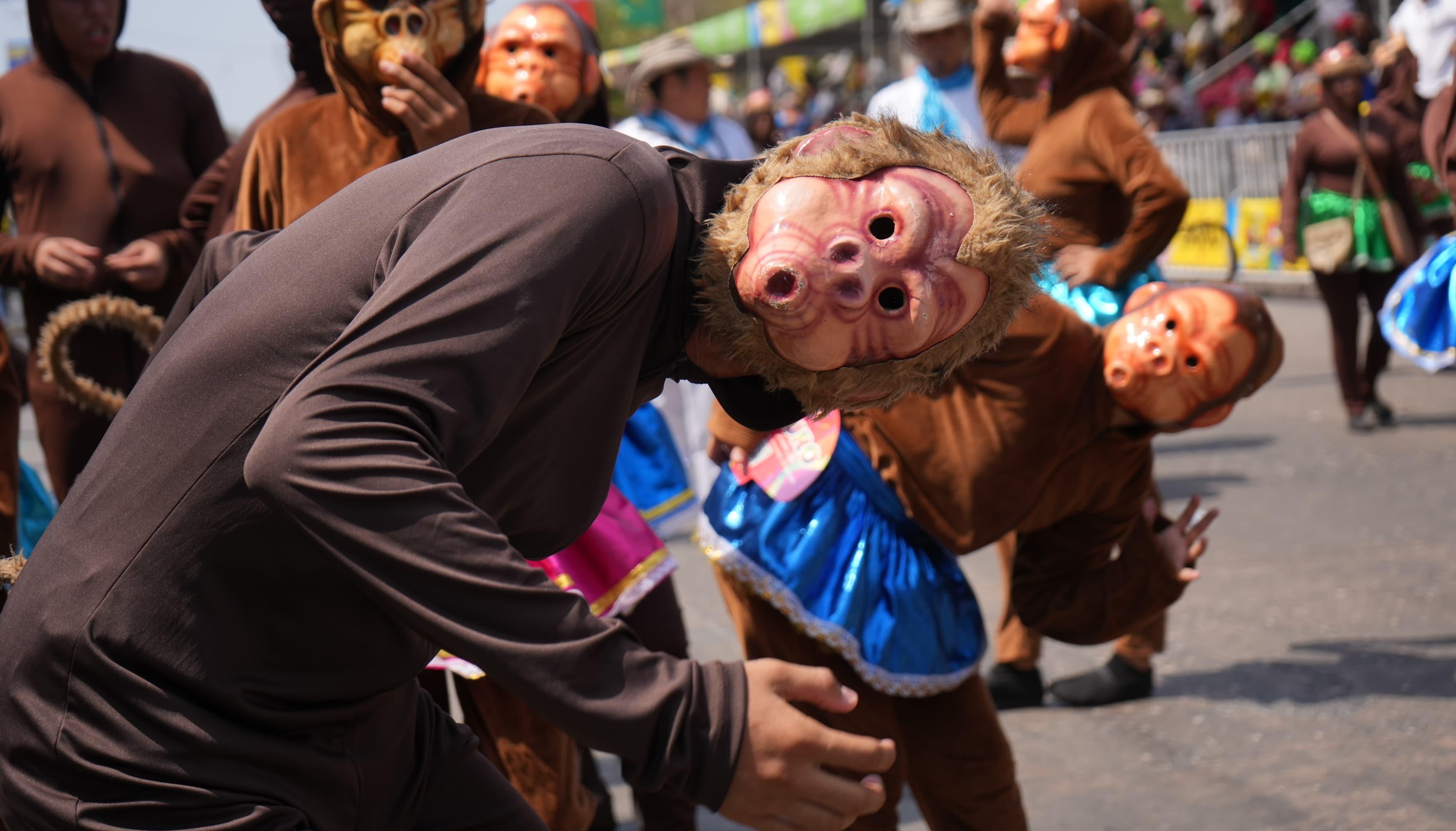 Danza Especial de Micos y Micas Costeños durante Gran Parada de Tradición.