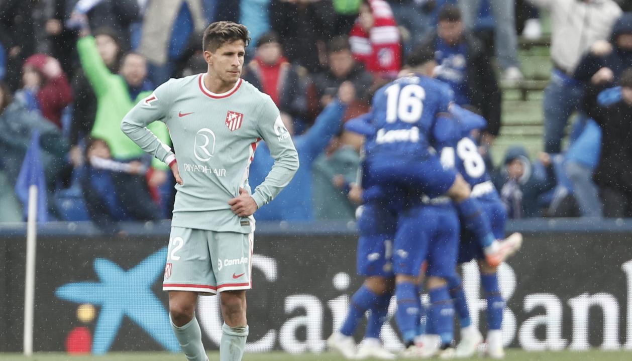 La tristeza de Giuliano Simeone tras el segundo gol del Getafe. 