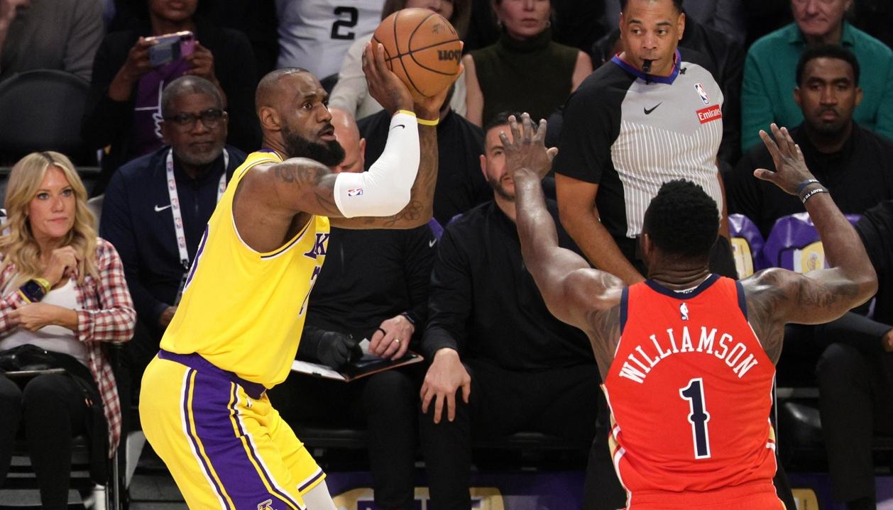 LeBron James durante el juego contra los New Orleans Pelicans.