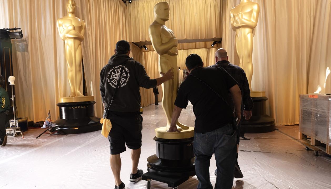 Una estatua del Óscar es transportada durante los preparativos para la ceremonia de este domingo.