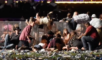 Varias personas se ponen a salvo de las balas asesinas en el atentado en Las Vegas