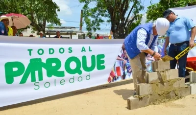 El alcalde de Soledad, Joao Herrera, coloca la primera piedra de uno de los parques.