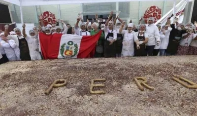 A los maestros de la Asociación de Productores y Empresarios Pasteleros de Perú les tomó unas ocho horas trabajar con más de una tonelada de cacao para elaborar la barra.