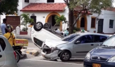 El accidente se presentó entre estos dos vehículos.