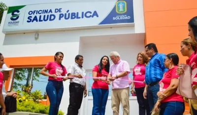 El alcalde de Soledad Joao Herrera y la Gerente del Hospital Materno Infantil cortan la cinta de la nueva oficina de Salud Pública.