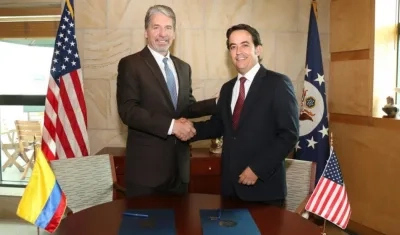 El Embajador de Estados Unidos en Colombia y el Director de Migración Colombia.