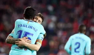 Los jugadores del FC Barcelona, el brasileño José Paulo Bezerra "Paulinho" (i) y el argentino Leo Messi celebran el segundo gol del equipo blaugrana