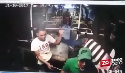 Imagen donde dos hombres y una mujer atracaron un bus de Sobusa el pasado martes en la calle 17.