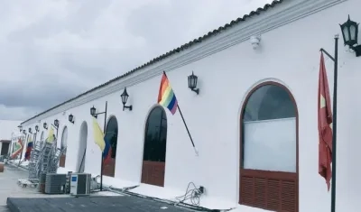 La bandera de la comunidad LGBTI fue izada este miércoles.