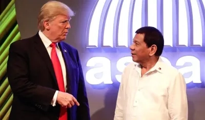 Donald Trump, saludando al Presidente de Filipinas, Rodrigo Duterte,