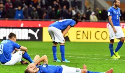Los italianos cayeron desconsolados después de quedar eliminados.