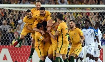 Los jugadores de Australia celebran un gol.