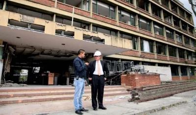Germán Cardona, ministro de Transporte, inspecciona el edificio, donde será la implosión el domingo.