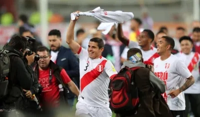 Jugadores de la selección peruana celebran la clasificación al Mundial.