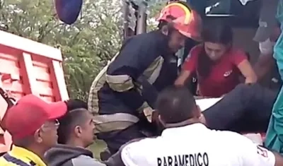 Bomberos de Sabanalarga rescataron este miércoles a un ayudante de bus atrapado en la cabina después de un violento triple choque.