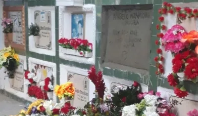 La tumba de Ángello Alzamora en el Cementerio Jardines de Paz.