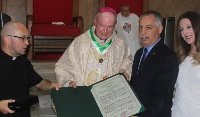 Monseñor Jairo Jaramillo recibió la distinción de parte del rector de Unimetro Juan José Acosta Ossío  y la nieta de fundador Alfonso Acosta Bendek, Juliana Acosta.